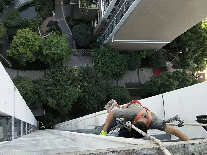 外墻窗戶打膠：在給斷橋鋁門窗打膠的時候，如果需要在室外才能打膠的話，必須在室外打膠，因?yàn)槿绻銖?qiáng)在室內(nèi)進(jìn)行打膠的話，顯然打出來的膠會不均勻，這樣就起不到防水的作用了。其次，在給斷橋鋁門窗打膠的時候，需要將斷橋鋁門窗邊上的膠帶給處理掉，不要粘在上面就進(jìn)行打膠防水了，這個也是比較重要的，否則時間久了之后，膠帶脫膠，防水效果就沒有了。之后，在給斷橋鋁門窗打膠的時候，盡可能的使用滿膠，然后用上另外一罐膠繼續(xù)打，這樣打不出來不美觀之外，還會出現(xiàn)氣泡，防水效果極差。接著，在給斷橋鋁門窗打膠之前，適當(dāng)?shù)男迯?fù)一下需要打膠的位置，尤其是有一些水泥等藏起來的物體，因?yàn)槟鞘菚绊懘蚰z后的效果的，需要處理好再打膠，效果會好很多。最后，需要處理掉周圍多余的膠，如果出現(xiàn)明顯的氣孔的話，我們只能適當(dāng)補(bǔ)膠，需要用小的頭子來補(bǔ)膠。