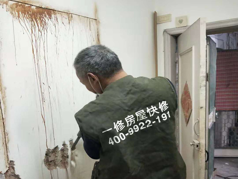 墻面開門洞：把砸去400mm高，寬2340mm的墻，全部用鋼筋混凝土澆筑。內(nèi)配上下各3根直徑12mm的帶肋鋼筋，箍筋直徑6mm，間距200mm，扎好鋼筋放上。支模，注意一側(cè)模板要支成◢形，高度為450，混凝土從該斜口倒入澆筑與斜口平，已高出了圈梁底50mm，即能使其與圈梁底充分咬合。拆模把多余部分鑿除。 應(yīng)在過梁部位先開洞做好過梁，再開門洞，每邊大于100mm，植2根10個(gè)鋼筋交門邊柱作為門垛。鋼筋混凝土過梁在普通磚墻上擱置長度應(yīng)不小于24cm,也就是一磚的厚度，而實(shí)際上門口是38墻，所以過梁一般是38cm； 門洞墻體高建議敲頂部梁面鑿洞再皮皮敲兩邊敲凹凸?fàn)畈孔隽涸倨鲋鎵w直接底洞容易整版墻敲壞松玩且能塌肯定玩洞直接鉆洞。