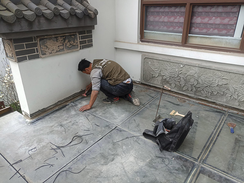 舊防水基層鏟除：1、清除空鼓，用水打濕墻面白粉層后鏟掉墻皮。裝修正式開始前，建議用切割機根據(jù)空鼓大小進(jìn)行切割清除，除去日后裂縫隱患。 2、清除浮灰，用界面劑輥刷墻面。用粗毛鋼刷去除墻面浮塵，然后整個墻面用界面劑輥刷一遍，或者用界面劑拉毛處理，增強封固層和找平層之間的附著力。在界面劑的選擇上，建議使用質(zhì)量稍微好一些的“界面處理劑”，市場上一般有分為高分子乳液性界面劑、水溶性高分子界面劑、淀粉類界面劑等。