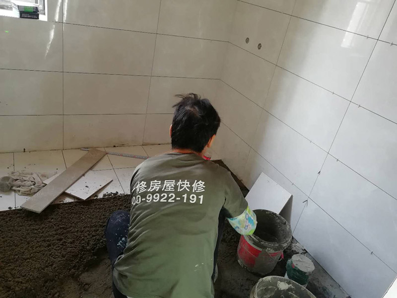 浴室墻磚地磚鋪貼：在鋪貼瓷磚前，我們要先把還沒涂抹水泥的地磚鋪在地上，并敲平，然后在地磚上涂滿水泥，鋪在地面，鋪地磚的過程中要對齊四塊磚的對角位置。   另外，在鋪貼瓷磚時也要講究鋪貼順序，在鋪地磚時應從內向外貼，有坡度或地漏的地方，要注意排水方向找坡，而墻面磚應從下往上貼，底層的瓷磚要最后貼，這樣鋪貼出來才美觀，我們鋪完地磚后還要壓地磚。