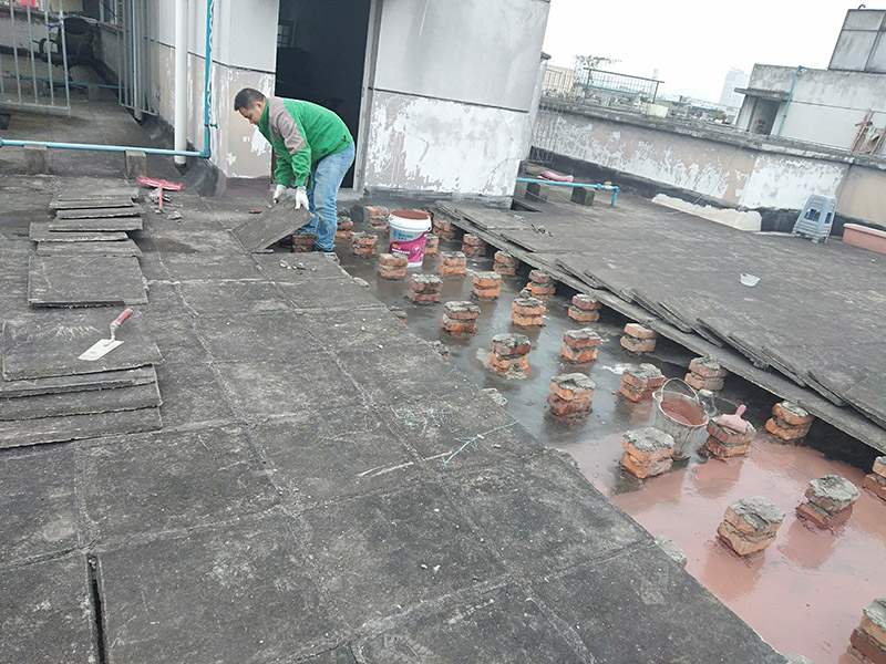 屋面防水施工：涂膜防水層依附于基層，基層質(zhì)量好壞，直接影響防水涂膜的質(zhì)量。因而在涂膜施工前，應(yīng)對(duì)基層進(jìn)行認(rèn)真的檢查和必要的處理，使之達(dá)到涂膜施工的要求。涂料的涂布應(yīng)采取“先高后低、先遠(yuǎn)后近、先立面后平面”的施工順序。同一屋面上先涂布排水比較集中的水落口、天溝、檐口等節(jié)點(diǎn)部位，再進(jìn)行大面積的涂布。用滾刷或毛刷均勻地涂刷多遍，直到達(dá)到規(guī)定的涂膜厚度要求，不得漏底，待涂層干固后，才能進(jìn)行下一道工序。當(dāng)多遍涂布時(shí)，每遍涂刷方向應(yīng)與上一遍方向相垂直。