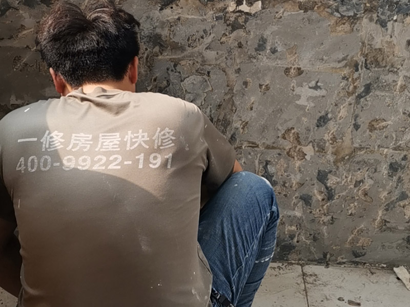 陽臺墻面基層鏟除：第一步：大檢查；鑒別方法是墻面灑水后，用鏟刀刮墻，很難鏟掉的應(yīng)該是水泥墻面;很容易鏟掉的就是大白粉加膠水的“大白膩子”，由于其易受潮粉化并含有甲醛的工程膠水，需要鏟除。 第二步：封固層處理；首先，清除空鼓，用水浸濕墻面白粉層，鏟掉墻皮。第二，墻面輥刷界面劑清理浮灰，提高附著力。最后，用找平修補砂漿修補空鼓、線槽、孔洞，嵌縫石膏進行溝縫處理。 第三步：厚找平層處理；平整度好的毛坯墻(毛坯房交房規(guī)范平整度在±3毫米)就不需要用找平修補砂漿進行厚找平了，直接用耐水膩子或功能型生態(tài)膩子進行精找平就可以。 第四步：精找平層處理；厚找平層處理完后，就可以批刮