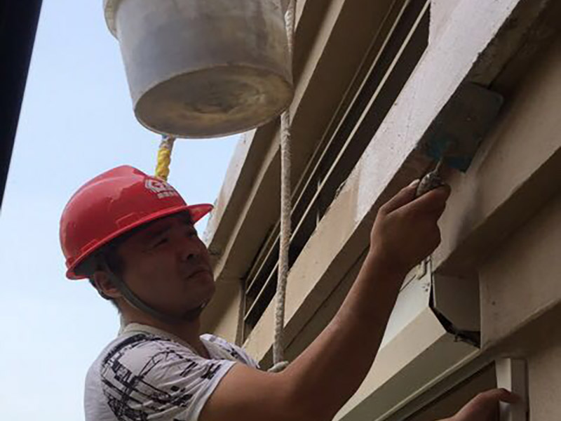 高空外墻防水：外墻面洞和較大裂縫防水密封前用噴水槍等工具將待治理的外墻面、伸縮縫、窗框等部位清理干凈，使施工的外墻面及縫、孔、洞部位達(dá)到無油、無塵土、無水泥松散顆粒等雜物。待其干燥后，將孔、洞、縫用防水密封材料嵌填密實(shí)，并達(dá)到與原顏色一致，再用快速堵漏靈和透明防水膠膜進(jìn)行精心施工。 整體條形瓷磚外墻面防水，采用高效環(huán)保型憎水進(jìn)行精心施工。該材料具有防水性能優(yōu)異、透氣性能良好、施工方便、使用安全、質(zhì)量可靠、耐久性好等特點(diǎn)。