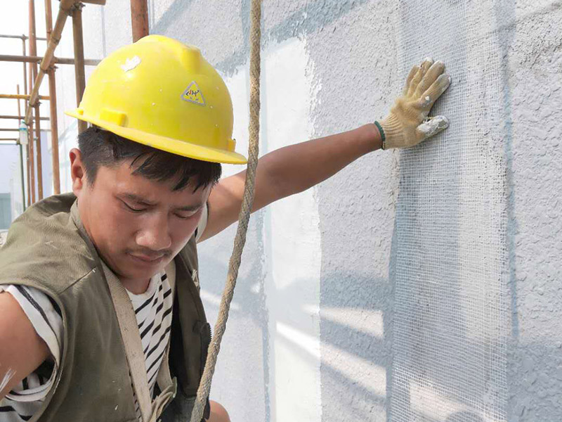 廠房外墻裝修：抹灰前基層表面的塵土，污垢，油漬等清zhi除干凈，并撒水濕潤。當(dāng)抹灰總厚度≥35mm時(shí)，采取加強(qiáng)措施。不同材料基體交接處表面的抹灰，應(yīng)采取防止開裂的加強(qiáng)措施。外墻抹灰工程施工前先安裝鋼木門窗框、護(hù)欄等，并應(yīng)將墻上的施工孔洞堵塞密實(shí)。室內(nèi)墻面，柱子面和門洞口的陰陽角應(yīng)做法應(yīng)符合設(shè)計(jì)要求。設(shè)計(jì)無要求時(shí)，采用1:2水泥砂漿做暗護(hù)角，其高度不低于2m，每側(cè)寬度不小于50mm。