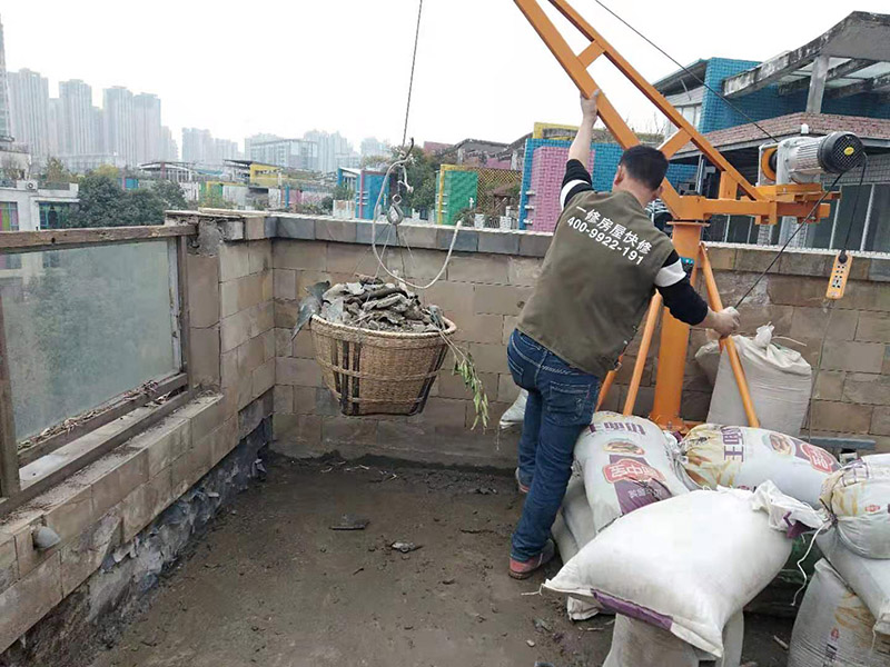 屋頂機器運建渣：建筑垃圾破碎過程通常包括建筑垃圾篩選操作，并且破碎部分的總和構(gòu)成破碎的變臉流程。在粉碎過程中，通常使用兩個或三個破碎階段。兩級破碎過程分為兩部分：開放式和封閉式。建筑垃圾處理設(shè)備產(chǎn)品的破碎粒度應(yīng)符合用戶要求，同時滿足要求，確保機器內(nèi)部的正常運行不受影響。在建筑垃圾處理生產(chǎn)過程中，根據(jù)垃圾處理的類型和破碎粒度，破碎階段是更重要的階段。在毀壞建筑垃圾處理設(shè)備的過程中，一般來說，建筑垃圾破碎機的破碎是由初級破碎引起的。在破碎過程的兩個階段中，大量的垃圾處理使用閉路過程來工作。