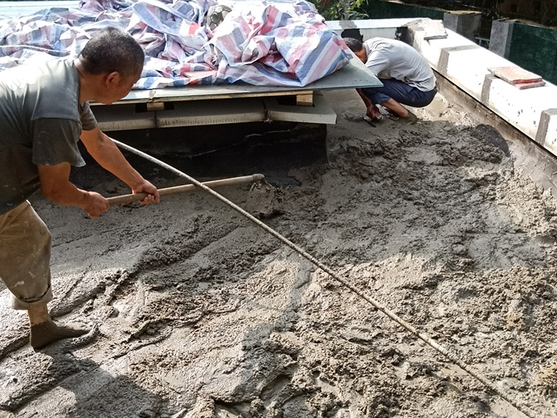 屋頂水泥找平案例：清掃鏟除基層板面的灰疙瘩;沖洗掃刷干凈；拉坡度排水線，做好標(biāo)準(zhǔn)坍餅，按規(guī)定立好分格(分隔縫木條必須浸濕，也可用塑料條)。在板面刷1：4：10的107膠：水：水泥的水泥漿一度。嚴(yán)格按規(guī)定配合比計量攪拌砂漿，砂漿要隨拌隨用，拌好的砂漿必須在3h內(nèi)用完。施工順序：有高低層的要先粉高層后粉低層，在同一平面要先粉遠(yuǎn)的，后粉近的。，一個分倉內(nèi)的砂漿要一次鋪足，不準(zhǔn)留施工縫，用長括尺刮平拍實，收水后壓實抹平。分二次抹壓，表面無凹凸不平的溝縫、洼坑、麻面和剝離，要保持分格縫周邊的平整。隔12h后充分濕養(yǎng)護(hù)，養(yǎng)護(hù)一般不小于7d，冬期要做好保暖防凍工作，最好在終凝時噴灑養(yǎng)護(hù)液。