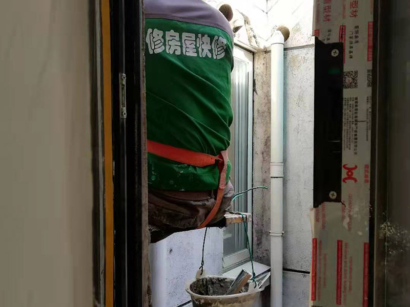 外墻刷防水維修：窗框與墻體接縫防水密封，先后采用泡沫填縫劑和密封材料進行施工。泡沫填縫劑為單組份聚氨酯發(fā)泡填縫材料。密封材料為單組份密封填充防水密封膠。外墻面洞和較大裂縫防水密封前用噴水槍等工具將待治理的外墻面、伸縮縫、窗框等部位清理干凈，使施工的外墻面及縫、孔、洞部位達到無油、無塵土、無水泥松散顆粒等雜物。待其干燥后，將孔、洞、縫用防水密封材料嵌填密實，并達到與原顏色一致，再用快速堵漏靈和透明防水膠膜進行精心施工。