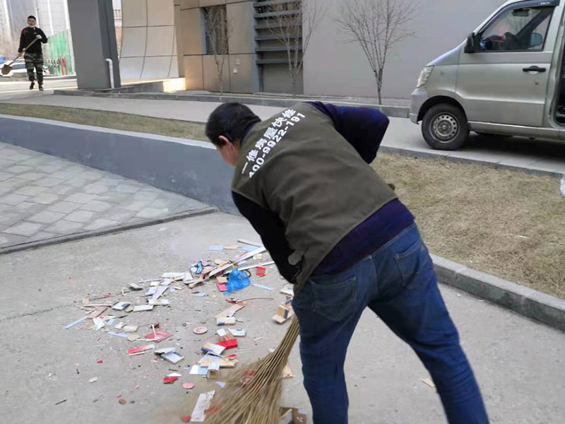 室外裝飾拆除維修：如果是有電梯的房子裝修拆除的話，要做好電梯間的保護(hù)工作，避免影響一整棟樓的環(huán)境。弄一些夾板或者真珠板材來保護(hù)電梯間，從電梯間到房門的走廊倪也鋪設(shè)一些瓦楞紙或者真珠板，避免使用推車的時(shí)候損壞地面。 如果對(duì)于屋子里的地板不需要進(jìn)行裝修拆除的話，就需要考慮到保護(hù)的問題了。要在地板上鋪一層夾板加上一層真珠板，以免重物敲擊或者是顏色滲透。如果原本房內(nèi)的家具不好搬出去則需要考慮用一層氣泡紙包裹起來，然后加一層棉被才能比較穩(wěn)妥的保護(hù)好，倪是都不好要留在現(xiàn)場，至于燈具、空調(diào)和熱水器等倪還是拆掉，完工之后再裝回來。