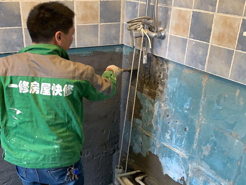 衛(wèi)生間墻地面防水：1.利用水泥砂漿水泥砂漿或豆石混凝土鋪平坡度。訣竅是：地漏附近坡度大，門口附近坡度小。 2.利用管根密封膏封嚴管線，管線要穿透樓板根部。刷防水涂料時可以貼1-2層玻璃絲布加強防水性。 3.墻壁表面打磨成干凈平光沒有顆?；覊m，墻壁與地面的交接區(qū)域注意原角和坡角的設置。 4.聚氨酯防水涂膜由管根和墻角處開始進行涂抹，在常溫下經(jīng)過4小時放干后，再大面積涂抹和刮刷。注意涂料總厚度大于1. 5毫米，不能有漏刮和鼓泡的不良現(xiàn)象。24小時后立面涂刷下一層，之后再以垂直的方向進行二次涂刷。最后涂膜半固化，拋甩粗砂粒方便與水泥砂漿融合。 5.防水層的設置與具體區(qū)域有關。防水地面的防水層應高出地面200寬，地面防水層應超出衛(wèi)生間門口以外300寬。而又淋浴的衛(wèi)生間墻面防水層則應設置為高出地面1800寬。 6.展開閉水實驗的時候，先完成防水工作再利用包立管方法。之后再局部進行防水。閉水試驗也可為了避免破壞地面防水層而免做。