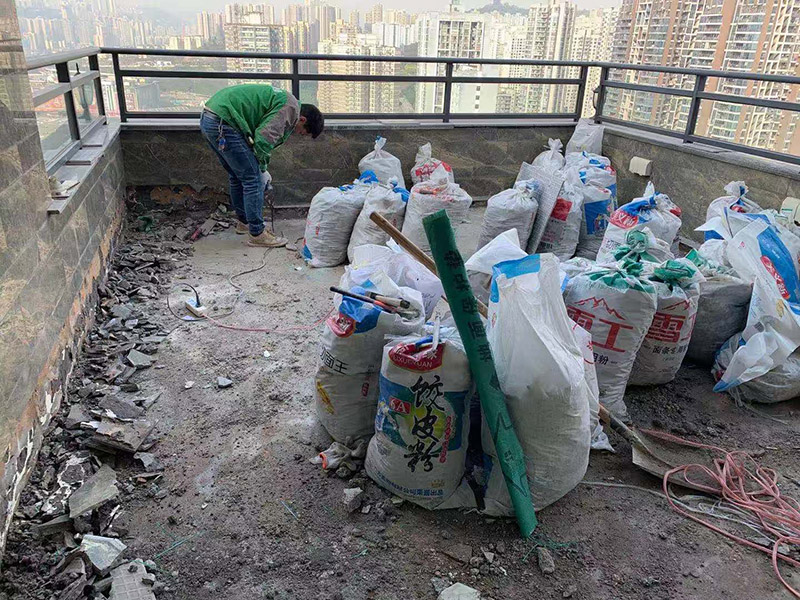 頂面瓷磚拆除建渣裝袋：漏水有可能是地面的防水有斷裂，可以把地面的磚縫用防水涂料重新涂一下。如果已經(jīng)影響到樓下了，這樣處理的效果可能不會(huì)太好，因?yàn)閿嗔训牟皇谴纱u而是防水層，而水在瓷磚下面是流動(dòng)的，所以光堵一兩個(gè)磚縫肯定還會(huì)漏水。 最好的方法是將原來的瓷磚和防水層都拆除掉，重新做防水層，重新鋪磚。可以將地面和墻面的防水全部拆除，整體翻新；也可以把地面的拆除，墻面只拆除從地面往上的兩片磚，在墻面兩片磚以下的部分做防水。