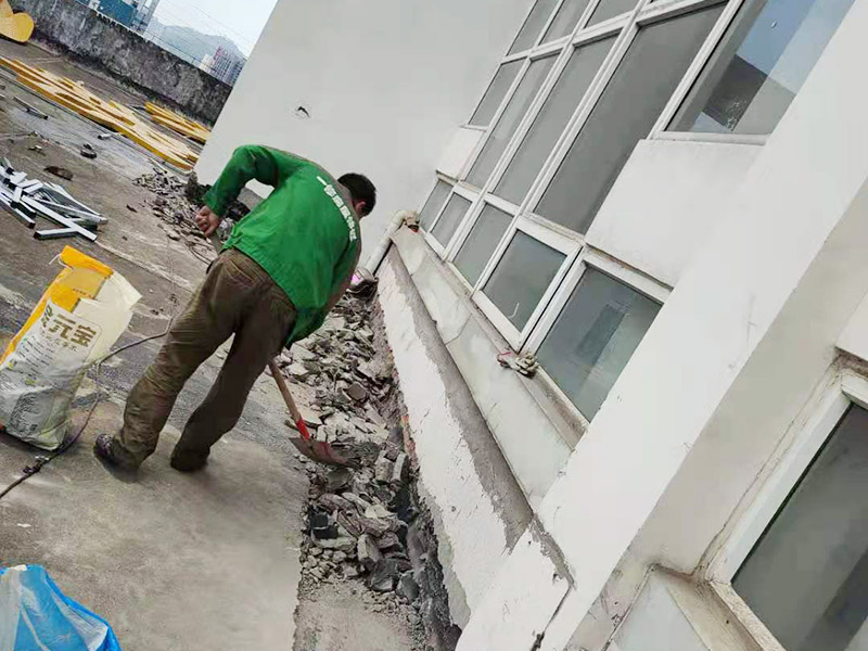 屋頂鏟除建渣裝袋：涂膜防水層依附于基層，基層質量好壞，直接影響防水涂膜的質量。因而在涂膜施工前，應對基層進行認真的檢查和必要的處理，使之達到涂膜施工的要求。涂料的涂布應采取“先高后低、先遠后近、先立面后平面”的施工順序。同一屋面上先涂布排水比較集中的水落口、天溝、檐口等節(jié)點部位，再進行大面積的涂布。