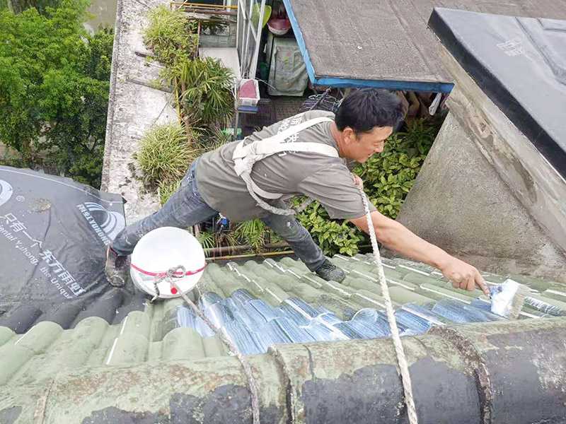 屋面防水卷材后刷防水：防水層鋪貼之前，所有其它工程必須施工完畢，然后清理基層。基層必須平整、堅(jiān)固、無松動、起砂、起鼓、 凹凸和裂縫，而且防水一般都是兩遍，最好是卷材防水和涂料防水一起做，這樣最保險(xiǎn)，在基層先均勻涂刷基層處理劑一層。待基層處理劑干燥后,可涂刷膠粘劑，應(yīng)一次涂刷均勻。將卷材按預(yù)定位置放好后開始鋪貼，用膠粘劑粘平，干燥數(shù)分鐘后用壓輥壓實(shí)。