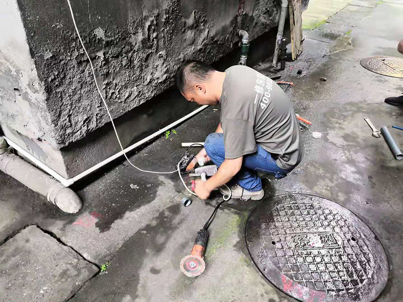 水管漏水更換改造：先找到水管漏點，然后用鋸子將PPR管出現(xiàn)漏水問題的位置鋸掉，同時要注意的是口子必須是平整的，用砂紙對管材的斷口進行打磨處理，順便將管道打磨區(qū)域周邊打掃一下，再截取合適長度的ppr管，最后把管件和截取的ppr管熱熔到一起。