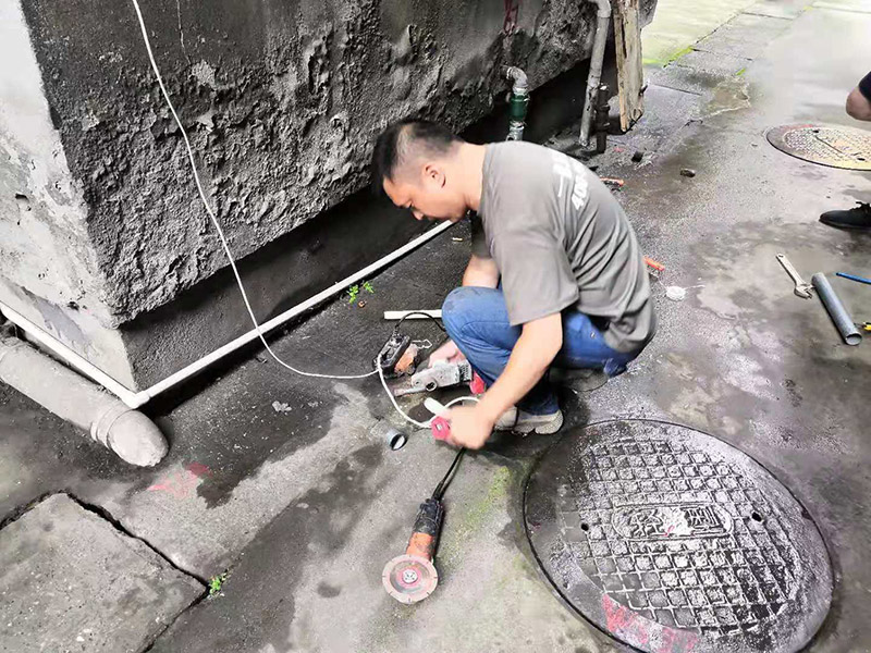 水管漏水更換改造：先找到水管漏點，然后用鋸子將PPR管出現(xiàn)漏水問題的位置鋸掉，同時要注意的是口子必須是平整的，用砂紙對管材的斷口進行打磨處理，順便將管道打磨區(qū)域周邊打掃一下，再截取合適長度的ppr管，最后把管件和截取的ppr管熱熔到一起。