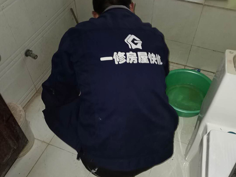 衛(wèi)生間滲水比較輕微，衛(wèi)生間不砸瓷磚做